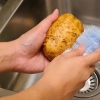 Cuocere le patate in una pentola a pressione