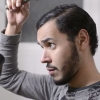Come un uomo raddrizza i capelli
