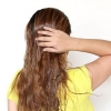 Applicare l'olio di mandorle sui capelli