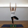 Fare la posa dell'albero di yoga