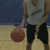 Dribbling con una palla da basket