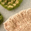 Lavora una coperta per bambini all'uncinetto