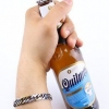 Aprire una bottiglia di birra con una chiave