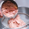 Fare un panino con insalata di tonno