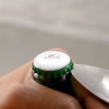 Aprire una bottiglia senza apribottiglie