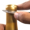 Apri una bottiglia di vino