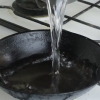 Pulizia di una padella di ghisa