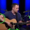 Strimpellare una chitarra