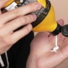 Sviluppare una buona routine per la cura dei capelli (per uomini)