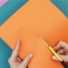 Realizzare una collana di bambole di carta