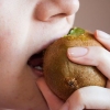 Mangiare un kiwi