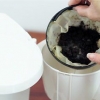 Pulizia di una caffettiera con aceto