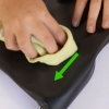 Pulizia di una borsa in pelle