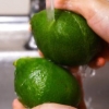 Grattugiare un limone