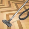 Pulizia di un pavimento in linoleum