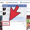 Alzando il dito medio su facebook