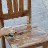 Dipingere una vecchia sedia di legno