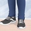 Indossare jeans con scarpe da ginnastica