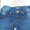 Allungando un paio di jeans