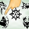 Fai un tatuaggio temporaneo con l'eyeliner