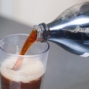 Pulire un gabinetto con coca cola