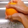 Estrazione dell'olio essenziale dalle bucce di frutta