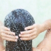 Intrecciare le estensioni tra i capelli