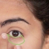 Applicare l'eyeliner sulla linea di galleggiamento