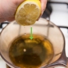 Preparare lo sciroppo per la tosse con il succo di limone