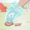 Ripulire le feci del cane in un giardino