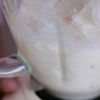 Fare il gelato con il latte in un frullatore