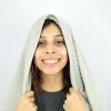 Avvolgi i capelli in un asciugamano