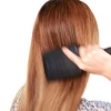 Arriccia i capelli con una piastra