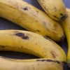 Sbianca i denti con una buccia di banana