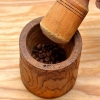 Macina i chicchi di caffè senza macinacaffè