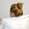 Usando l'olio di cocco su capelli e pelle