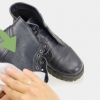 Rendere le scarpe di pelle più morbide