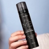 Usando uno spray fissante per il trucco