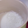 Montare il latte a mano per un cappuccino