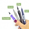Scrivi con una penna per calligrafia