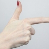 Fai una fionda con la mano e un elastico