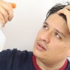 Metti la mousse tra i capelli nel modo giusto