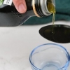 Usare l'olio d'oliva come cura della pelle del viso