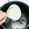 Cuocere il riso nel brodo di pollo