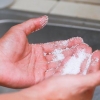 Togli la supercolla dalle mani con il sale