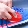 Pulizia delle scarpe da ginnastica puzzolenti