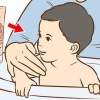 Trattare un'eruzione cutanea sul collo del tuo bambino
