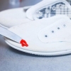 Rimuovere la vernice dalle scarpe di tela