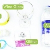 Decora i bicchieri da vino con i brillantini