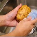Cuocere le patate in una pentola a pressione